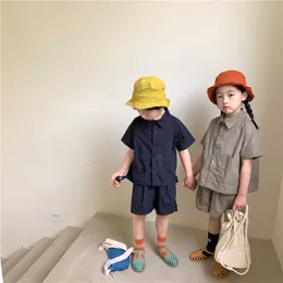 Koreansk stil sommar barn mode kortärmad överdimensionerad skjorta och last shorts unisex kläder set boys tjejer 2st set 210615