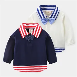 赤ちゃん長袖Tシャツ春の子供の服装の子供の蝶ネクタイの2つの部分トップスストリップパッチワーク基本ボーイズ210529