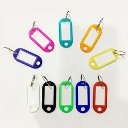 Kliny 50pcs plastikowe tagi kluczy Pierścienie ID Nazwa bagażu karta etykieta losowy kolor