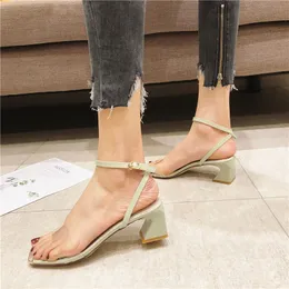 Designer-Diamant-Sandalen mit quadratischer Zehenpartie und Metallkopf für Damen, Sommer, neue Sandale im europäischen und amerikanischen Stil in leuchtenden Farben mit dickem Absatz