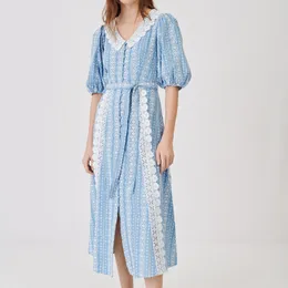 2021 Yaz Sonbahar Yarım Kollu V Boyun Çizgisi Mavi Elbise Fransız Tarzı Kontrast Renk Dantel Nakış Bel Kuşaklı Orta Buzağı Elbiseler G127063
