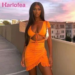Karlofea Ny sommar Orange Everyday Wear Mini Dress Sexig High Cut Hollow Out Lace Up Ruched Wrap Klänning Chic Ruffles Outfits 210302