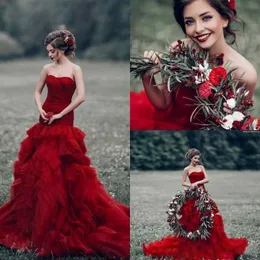 2021 Abiti da sposa rosso scuro Gonna a balze a sirena Ruffles Custom Made Sweep Train Scollo a cuore Abito da sposa country vestido de novia