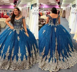 Plus Size Sweet 16 Dresses Ball Suknia 2021 Zimny ​​Ramię Złoto Kwiatowy Aplikacja Royal Blue Tulle Dote Zroszony Quinceanera Dress Party Prom