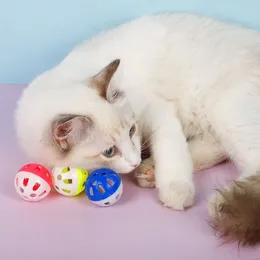 Pet Toys Hollow Plastic Cat Colorful Ball Toy med liten klocka älskvärd röst interaktiv tinkle valp rekreation