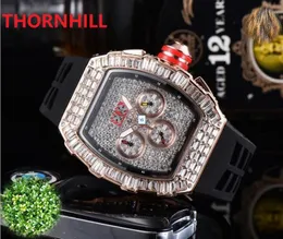 Män Mode Sport Shinning Klockor Hip Hop Mens Quartz Chronograph Ice-Out Bling Armband All Dial Work Gummi Kalender Designer Diamants Inlagda yttre armbandsur