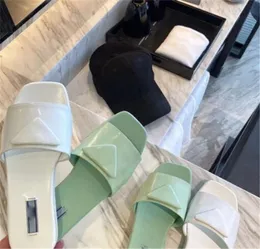 2021 mais recente top luxo clássico designers mulheres sandálias chinelos linda forma de patente de couro triângulo logo praia festa de casamento flip flops flop shoes de pescador