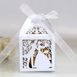 50st Favorithållare Kärlek Hjärta Laser Klipp Hollow Bride Candy Boxes med Ribbon Gäster Presentkartonger Papper Förpackning Baby Shower Wedding Party Supplies decdors cl0045