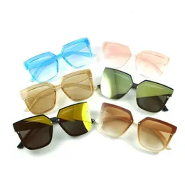 Moda Unisx Kids Lustro Powierzchni Sunglasses Dziewczyny Chłopcy Moda Motyl Kształt Okulary przeciwsłoneczne Vintage Oculos 6 Kolory UV400 24 sztuk Szybki statek