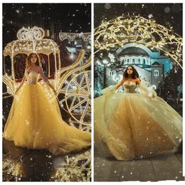 Appliques di pizzo giallo alla moda Abiti Quinceanera a trapezio Sweetheart Tulle a strati 16 anni Corte dei treni Pieghe Abito da ballo Abiti da festa Vestidos De Soiree