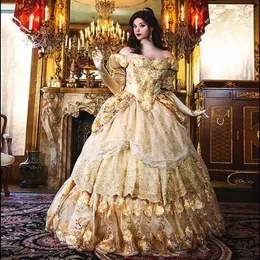 Gotisches viktorianisches Bustle-Hochzeitskleid mit goldener Spitzenapplikation und floralem Vampirball-Maskerade-Gothic-Brautkleid aus dem 19. Jahrhundert