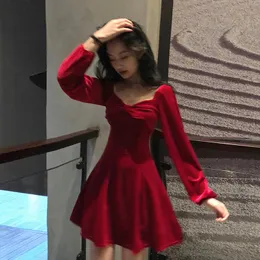 Casual Sukienki 2021 Temperament Odzież damska Bow Empire Square Collar Solid A-Line Vintage Styl Spring Mini-Dress Red Ins