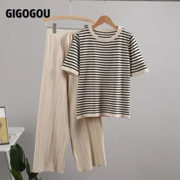 Gigogou O Neck Striped Stickad Kvinnor Två Pieces Set Kortärmad T-shirt Top + Hög midja Straight Drape Pants Tracksuits 210709