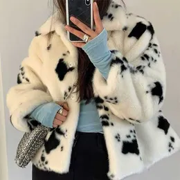 冬のフェイクの毛皮のコート女性厚い牛プリント長袖ターンダウンカラージャケットホワイト韓国のファッション暖かい女性ショートコート211007