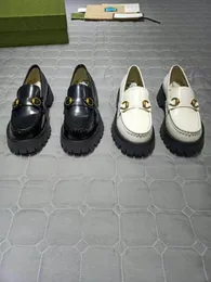 Классические дамы платье обувь плоский каблук дизайнер повседневная металлическая пряжка женские кожаные сандалии черно-белый медовый узор письма платформы обувь большой размер 35-41