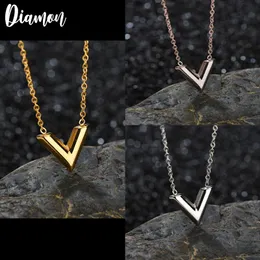 Pendanthalsband DIAMON 2021 Rostfritt stål Simple V -halsband för kvinnor Letter Ketting Friendship Gift Kvinnliga smycken