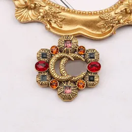 18K Pozłacane Letter Broszki Projekt Luksusowy Desinger Broszka Vintage Kobiety Rhinestone Pin Moda Biżuteria Odzież Dekoracje Akcesoria