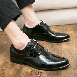 Svart patent läder skor män spetsar upp masculino män skor sommarskor sapato masculino social couro sepatu glida på loafers