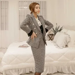 高品質のスタイリッシュな秋冬デザイナースーツセット女性の格子縞のウールのツイードブレザージャケット+ Midi Skirt 210529