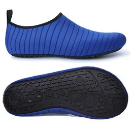 Мягкие водяные туфли Женщины быстрые сухие аква-носки Летние дышащие купальные туфли мужчины против заноса пляжные сандалии для серфинга для серфинга Y0717