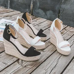 Buckle Platform المنسوجة الصنادل Straw Straw Heel Women Summer Fashion Solid Color Women's Shoes بالإضافة إلى حجم منصة مقاومة للماء. 89477.