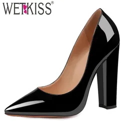 WETKISS 女性のパテントレザーパンプスポインテッドトゥクラシック厚いハイヒール OL ドレスパーティー結婚式の女性の靴ビッグサイズ 米国 5-15 211028