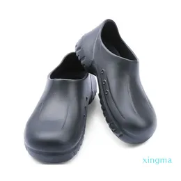 2024 Man Shoes Kitchen Cook Shoes Black Clogs Working Hospital Shoes Super Anti-skidding Oil Proof Waterproof Sandals Flat