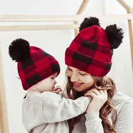 Mode förälder-barn pompom beanie julstil mössa dubbla bollar vinter varm imitation tvättbjörn päls stickade mössor röda svarta kontroller utomhus hålla varmare mössa hatt