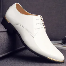 Agutzm England Trend Buty swobodne buty męskie Oxford Flats Zapatillas Mężczyźni plus m moda spiczaste patent skórzane buty Y220