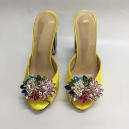 2021 Kvinnor Äkta Real Leather Rhinestone High Heels Sandaler Sommar Flip-Flops Slipper Slip-On Bröllopsklänning Gladiator Skor Färgglada Diamantröstor 3D Yellow