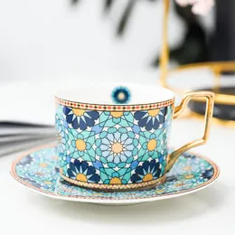 Tazza da caffè in ceramica britannica di lusso leggera Tazza da caffè europea con piattino per tazza piccola Set per la colazione a casa Tazze regalo per il tè con fiori pomeridiani