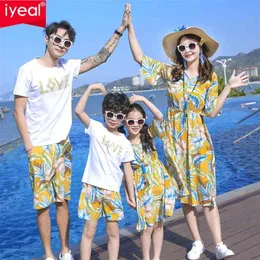EST Summer Fashion Family Matching Outfits Mother and Daughter 인쇄 드레스 아버지 아들면 톱 반바지 부부는 210724