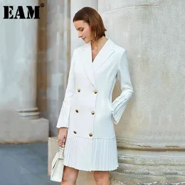 [EAM] Kadınlar Beyaz Kruvaze Pileli Takım Elbise Elbise Çentikli Uzun Kollu Gevşek Fit Moda İlkbahar Sonbahar 1S071 21512
