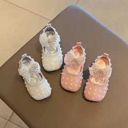 Mode Girl Dress Shoes With A Bow Pearl Kids Designer Vår Sommar Chaussures Fyller Baby Chaussures Pour Enfants Toddler Barn Casual Sandals Rosa Silvery