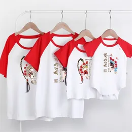 Kinesisk stil sommar familj ser matchande outfits t-shirt kläder mor far son dotter barn barn utskrift 210521