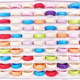 Moda 100 sztuk / partia Kolorowe pierścienie Handmade Weave Band Grass Vine Pierścionek dla kobiet Mężczyźni Mieszane Styl Girls Party Biżuteria Prezenty