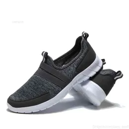 Wiosna i lato Najnowszy Dorosły Mężczyzna Mężczyzna Buty do biegania Moda Gray Navy Blue Black Soft Sole Sports Casual Outdoor