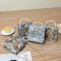 Mode Kvinnor Snake Mönster Crossbody Bag Damer Pearl Chain Shoulder Bag Spänne Luxury Square Plånböcker