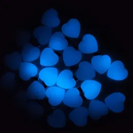 I ciondoli alla moda amano i pendenti in pietra Glow Light blu luminosi a forma di cuore per la creazione di gioielli in collana