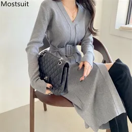 Koreansk chic stickad tröja klänning kvinnor höst vinter v-nacke full ärm bälte klänningar solid mode elegant damer vestid 210518