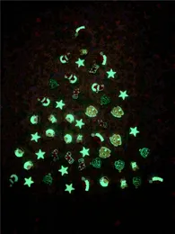 100 unids Personalizado PVC Luminoso Árbol de Navidad Decoración de Decoración de la Serie Charmes de zapatillas de resplandor para accesorios de coclos de croc que brillan intensamente en la oscuridad A01