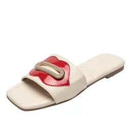 Röd läpp mjukt läder slipper sommar kvadratisk platt slipper solid färg slipper mode utomhus strand platt sandal flip flop