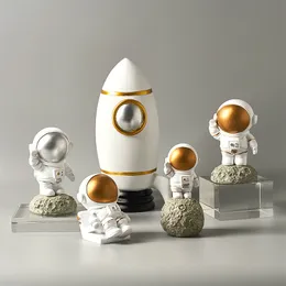 Home Decor Astronaut Figurki Spaceman z Księżyc Rzeźba Dekoracyjne Miniatury Cosmonauta Posąg Prezent Dla Człowieka Chłopak 210318