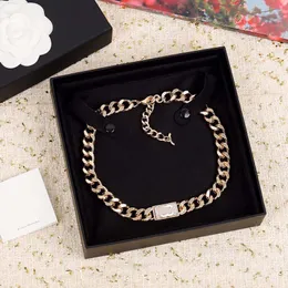 2021 أزياء نمط سحر قلادة وسوار مع الماس للنساء مجوهرات الزفاف هدية ديك veletbag صندوق ختم PS3907