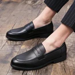 Slip Loafers Мягкая кожа на мужчине повседневная на открытом воздухе в воздухопроницаемость модные туфли лодки Gommino rivel Those 3733 S