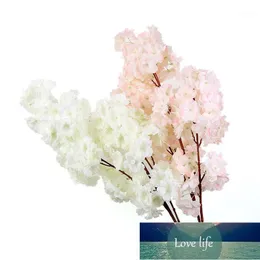 Dekorativa Blommor Kransar Cherry Blossom Vine Sakura Konstgjorda Spring Branch Silk Tree Party Bröllop Vägg Hängande Inredning 1 Fabrikspris Expert Design Kvalitet