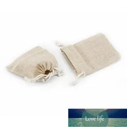 Presentförpackning 50st SMALL LINEN POUCH BURLAP JUTE SACK Drawstring Väskor Smycken Påse Natur Födelsedagsfest Godis Förvaring Pouch1 Fabrikspris Expert Design Kvalitet