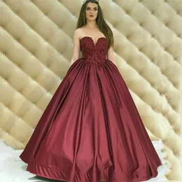 Bez ramiączek Satin Prom Dresses z koronki Zroszony Aplikacje Sweep Sweep Lace-Up Back Formal Evening Party Suknie