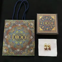 Dio d familjens nya franska högkänsliga netto röda och samma 925 silver nål kärlek pärla främre örhängen