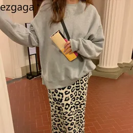 Ezgaga två stycken Set Kvinnor Chic Höst O-nacke Solid Split Tjocktröja Ang Hög midja Leopard Tryckt kjolar Streetwear 210430